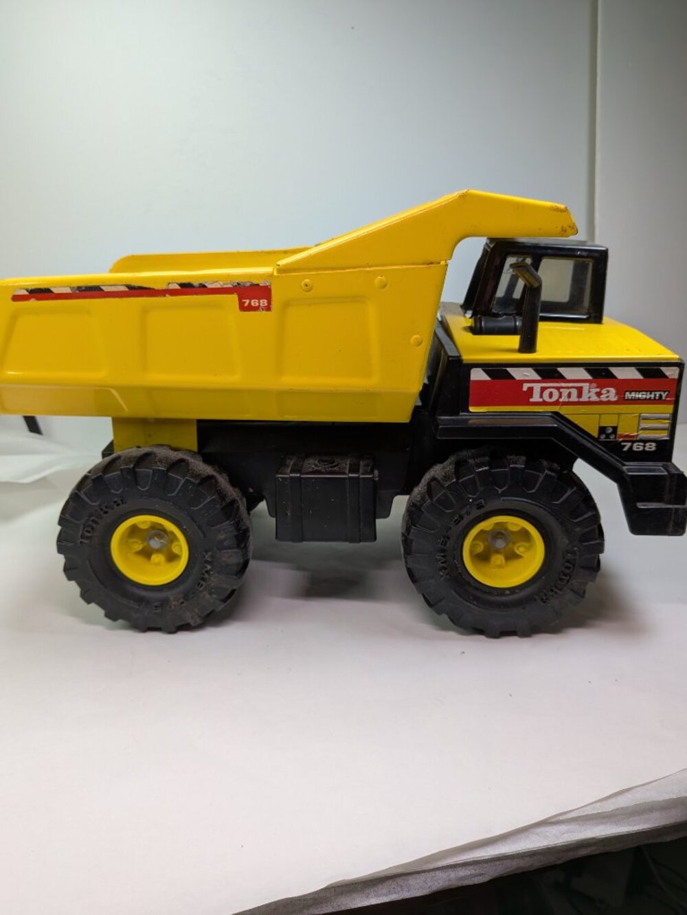 Vintage Tonka Mighty Dump Truck #768 Yellow Pressed Steel Plastic Chassis 90s - Picture 9 of 17